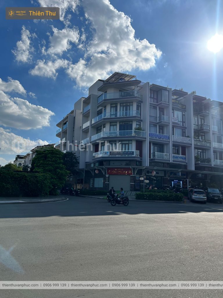 Bán nhà phố căn góc Vạn Phúc City hoàn thiện có thang máy